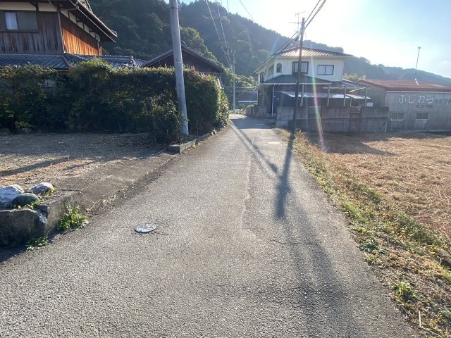 西条市洲之内甲　売土地の前面道路含む現地写真
