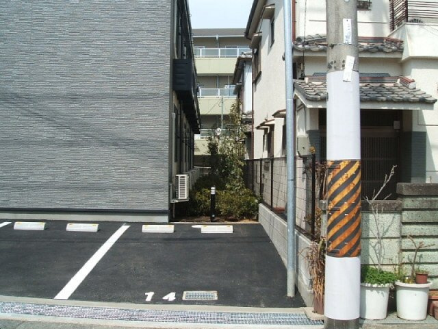 レオパレス富田林西の駐車場