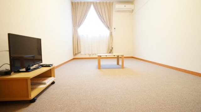 レオパレス富田林西の居間・リビング