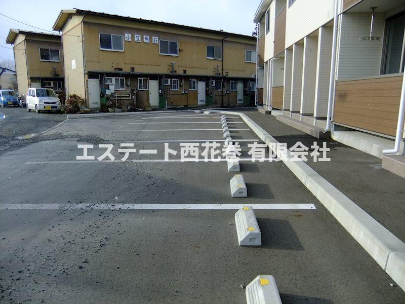 クレスト桜町の駐車場