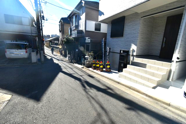 練馬区大泉町二丁目・新築戸建の前面道路含む現地写真