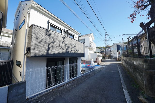 【横浜市旭区白根1丁目11-26新築戸建て】★仲介手数料無料★（不動丸小学校・鶴ケ峰中学校）の前面道路含む現地写真