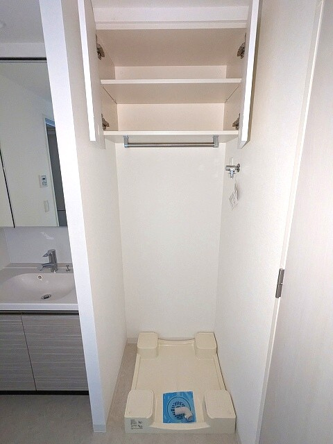 プライムアーバン台東根岸の設備|排水口のお手入れをしやすい様に排水口を手前の中央に配置し、更に足高の防水パンです