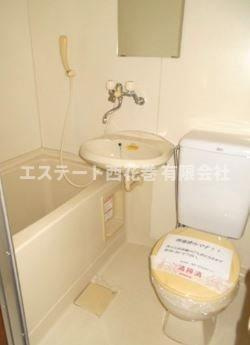 コーポかじまちBの浴室|3点式ユニットです。浴室窓あります