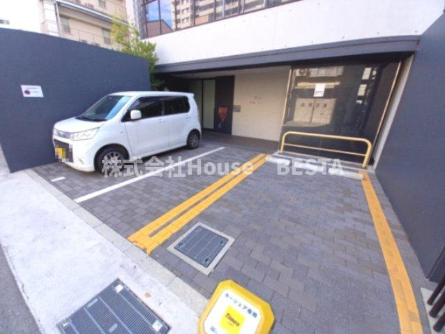 ファーストフィオーレ神戸湊町の駐車場