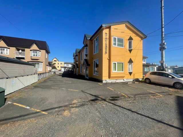 コーポレーションさとみの駐車場