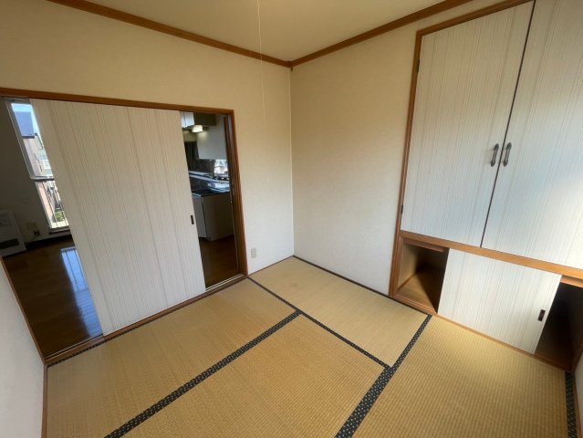 コーポレーションさとみの和室
