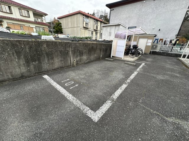 フレグランス汐見台の駐車場