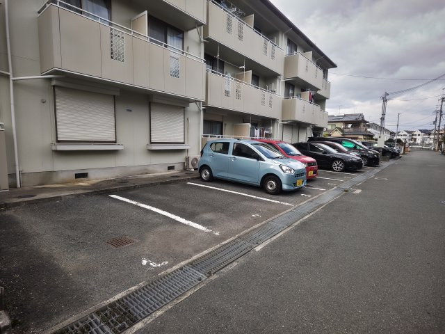 ファミールKの駐車場