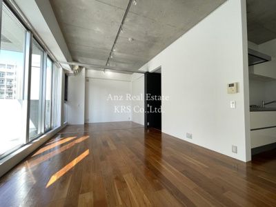 【居間・リビング】 | LOIS GRAND靭公園(ロイスグラン) | コンクリートの内装がオシャレな室内♪