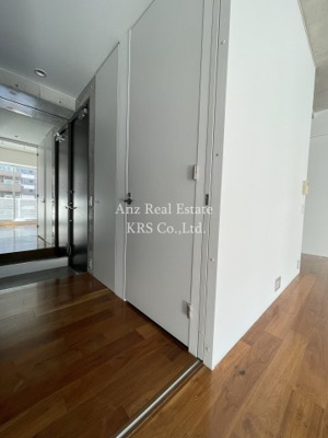 【玄関】 | LOIS GRAND靭公園(ロイスグラン) | 玄関より撮影！コンクリートの内装です！