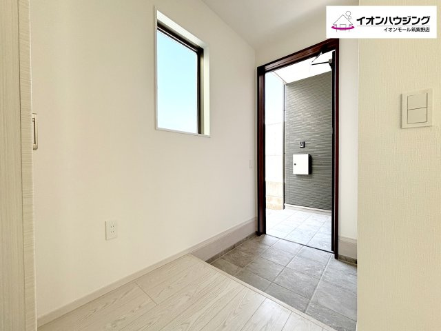 「お帰りなさい」が日常へ 家に帰るとまず目につくのがマイホーム・玄関です。 玄関を開けると家族の笑顔が・・・お帰りなさいが日常に。