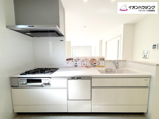 キッチン：同じ空間、同じ時間に家族で共有できるから、ダイニングキッチンが家族団らんの場所になります。居心地良く、お料理しながら家族との会話も弾みそうです♪