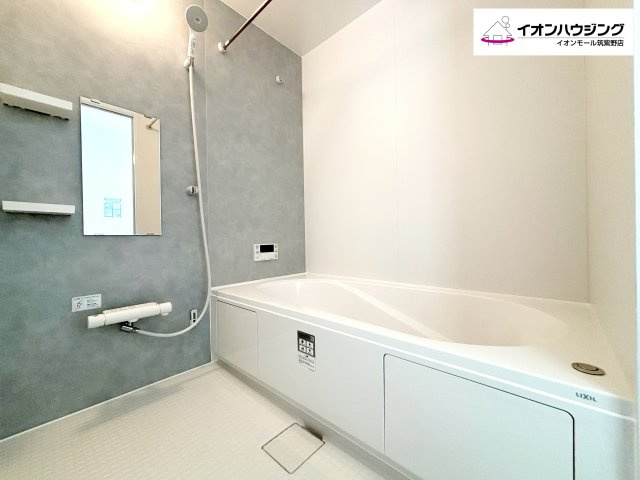 お風呂：一日の疲れをゆっくり癒せるのびのび浴槽。心身ともにリラックスできます♪ ゆったりとした浴室でリラックスタイムをお楽しみください！