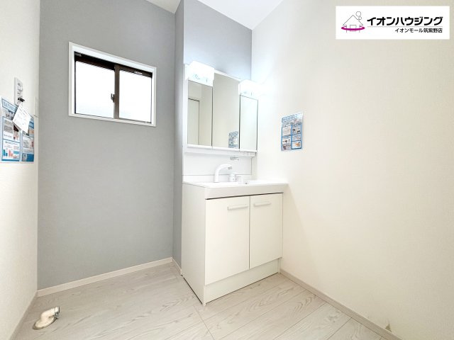 洗面台はシャワーヘッド・三面鏡付きの機能性の高いものを採用！ お手入れも簡単な優れものです。