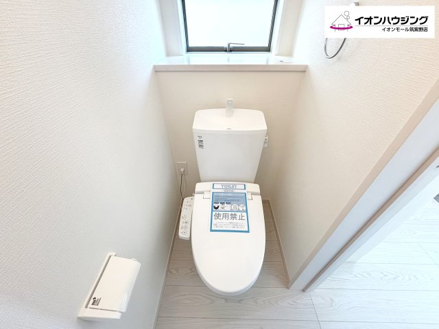 白を基調とした清潔感のあるウォシュレット付きトイレ♪
