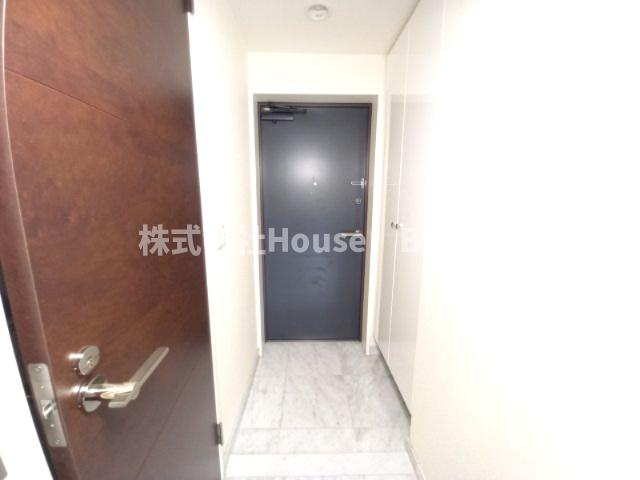 プレジール三ノ宮の玄関