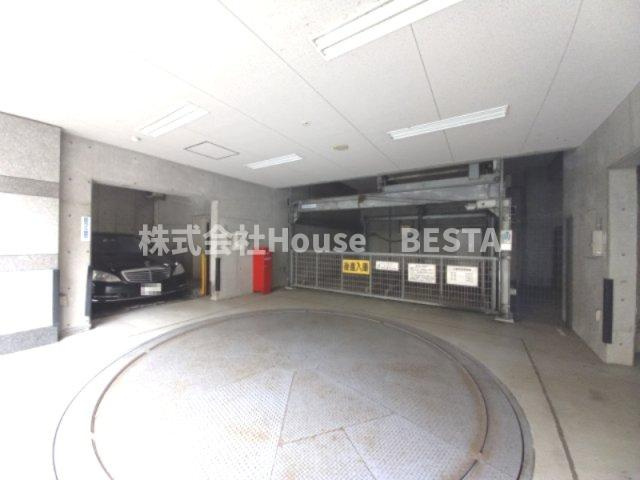 プレジール三ノ宮の駐車場