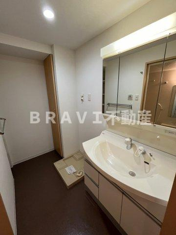グランルージュ谷町六丁目　BRAVI不動産の洗面所|【グランルージュ谷町六丁目】明るい洗面所です
