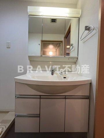 グランルージュ谷町六丁目　BRAVI不動産の独立洗面台|【グランルージュ谷町六丁目】朝の支度にも助かる、独立の洗髪洗面化粧台