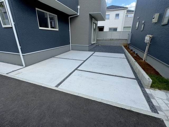 三郷市彦成1丁目新築戸建（彦成5期）の駐車場|2号棟駐車スペース・並列2台駐車可