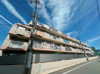 【外観】 | 青空にも夕焼けにも映える、そんなたたずまい。ここで新生活スタートさせてみませんか♪