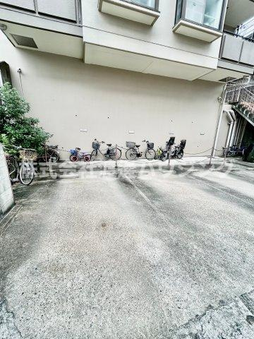 コーポイラスの駐車場