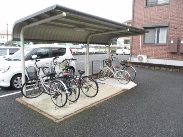 ラ・マーシャ B棟のロビー|駐輪場に自転車も停められます♪