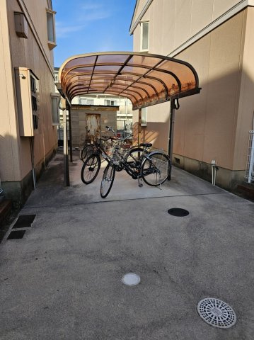 ハーモニーハイツ A・Bのその他共用部分|屋根付きの駐輪場です