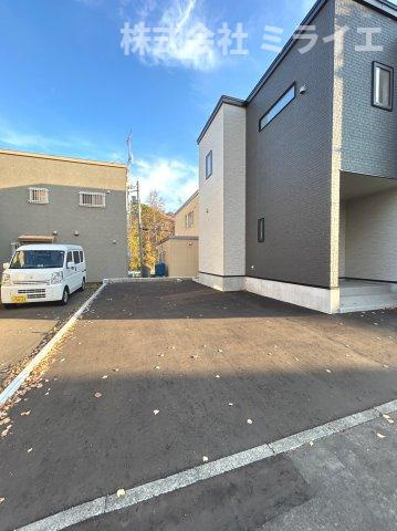【新築戸建】札幌市豊平区西岡5条13丁目2棟の駐車場