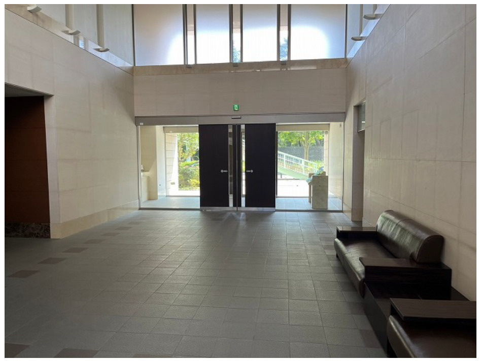 サーパス榴ヶ岡公園のエントランス|落ち着いたエントランスです