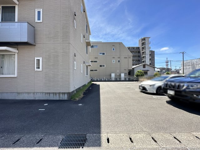 グラード杉井流の駐車場