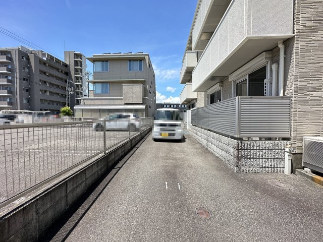 グラード杉井流の駐車場