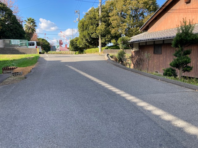 西条市船屋甲の売地の前面道路含む現地写真