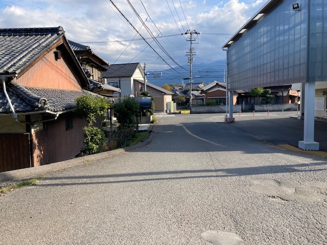 西条市船屋甲の売地の前面道路含む現地写真