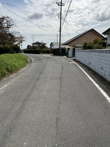 好間町北好間上野130坪 更地渡しの前面道路含む現地写真