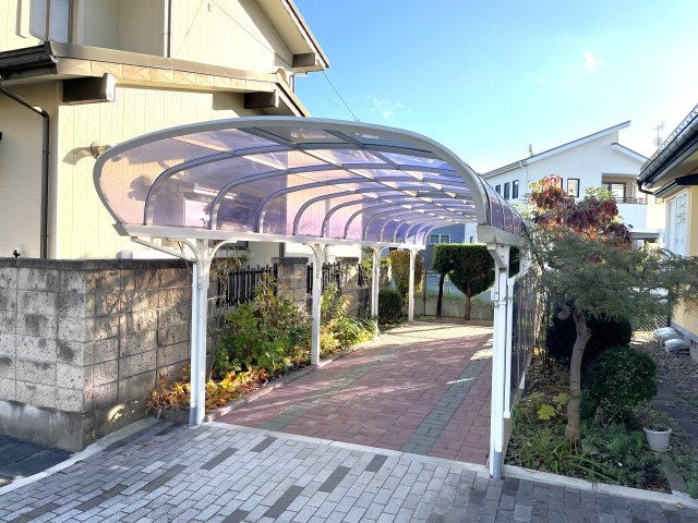 敷地６３坪超、床面積４０坪超、５部屋＋Ｓ×２、南仙北一丁目戸建の駐車場|駐車スペースは、カーポート（縦列２台分）と平置き１台分で計３台分です。    