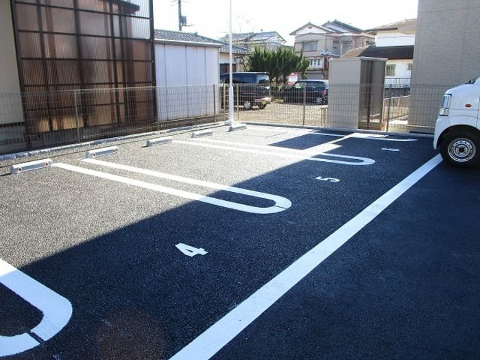 ジュネ　きさら津の駐車場
