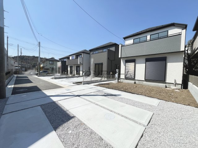 飯能市征矢町・全4棟　新築一戸建　4号棟　～広々お庭付き～の前面道路含む現地写真