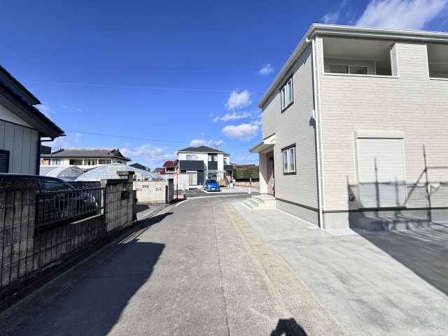 新築　高崎市下佐野町2期　Heartful　Town　１号棟の前面道路含む現地写真|北側接道幅員約4.7ｍ　西側接道幅員約3.8ｍ