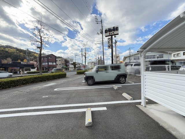 クワトロ 大原の駐車場