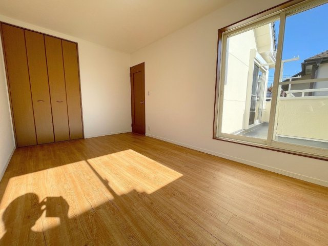 三郷市早稲田6丁目　中古戸建の洋室|バルコニーに面した明るい洋室7.5帖