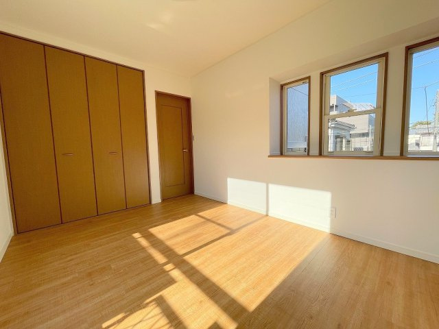 三郷市早稲田6丁目　中古戸建の洋室|3面採光で明るい洋室6帖です