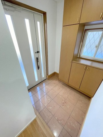 三郷市早稲田6丁目　中古戸建の玄関|たっぷり収納できる大型シューズボックス付きです