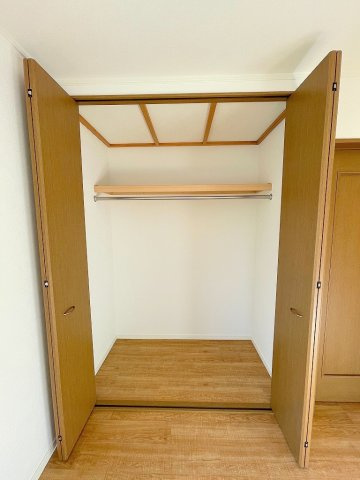 三郷市早稲田6丁目　中古戸建の収納|奥行きもしっかり確保されたクローゼットです