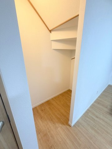 三郷市早稲田6丁目　中古戸建の収納|ストック品や掃除用具の収納に便利なリビングの収納です