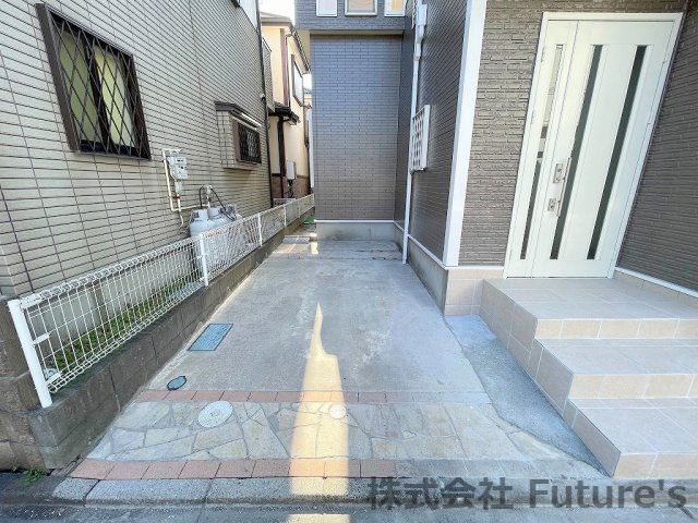 三郷市早稲田6丁目　中古戸建の駐車場|カースペース1台分確保