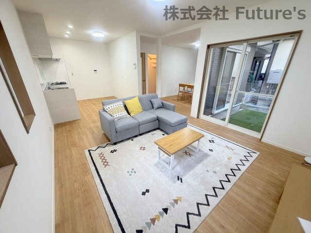 三郷市早稲田6丁目　中古戸建の居間・リビング|家族団らんで過ごすリビングは20.5帖の広さを確保！家具・リビングエアコン付きです