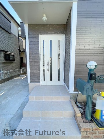 三郷市早稲田6丁目　中古戸建のエントランス|玄関アプローチ