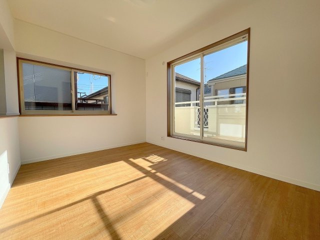 三郷市早稲田6丁目　中古戸建の洋室|バルコニーに面した明るい洋室6帖